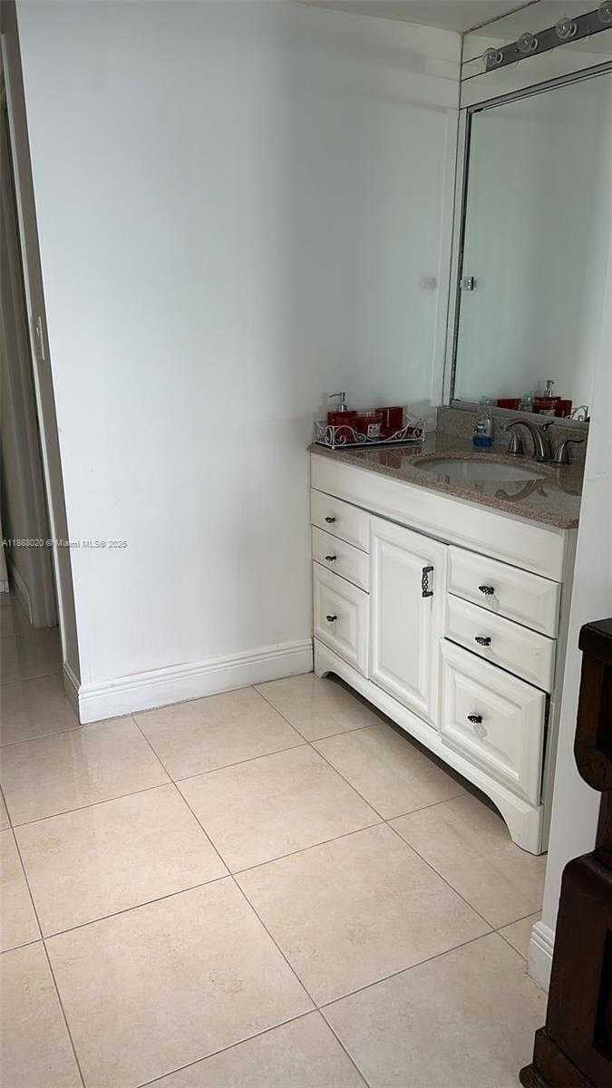 Small Image of 500 BAYVIEW DR #1230, Sunny Isles Beach Number 17