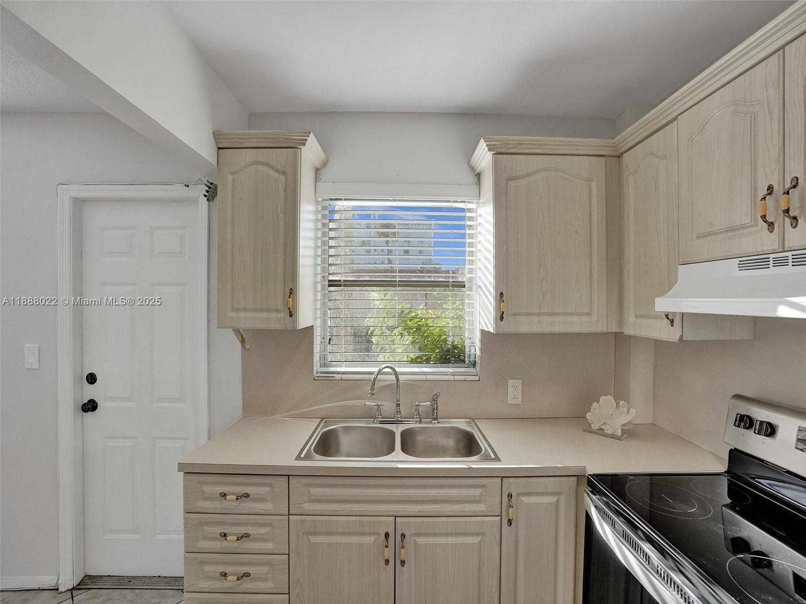 Small Image of 5112 HOLLYWOOD BLVD #7, Hollywood Number 17