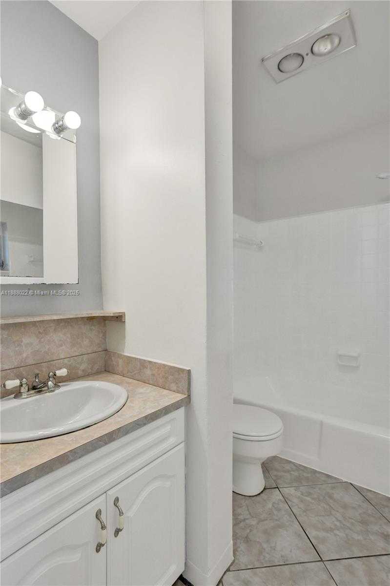 Small Image of 5112 HOLLYWOOD BLVD #7, Hollywood Number 22