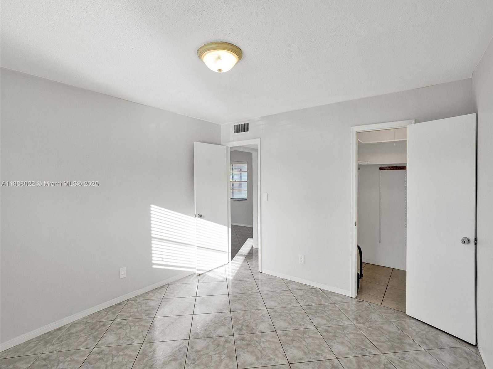 Small Image of 5112 HOLLYWOOD BLVD #7, Hollywood Number 25