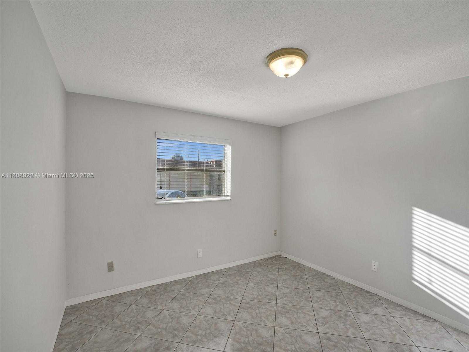 Small Image of 5112 HOLLYWOOD BLVD #7, Hollywood Number 26