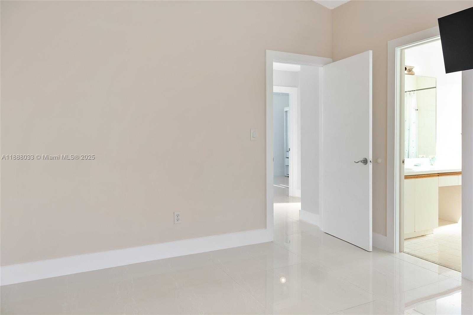 Small Image of 13901 SOUTH WEST 161ST TER, Miami Number 7