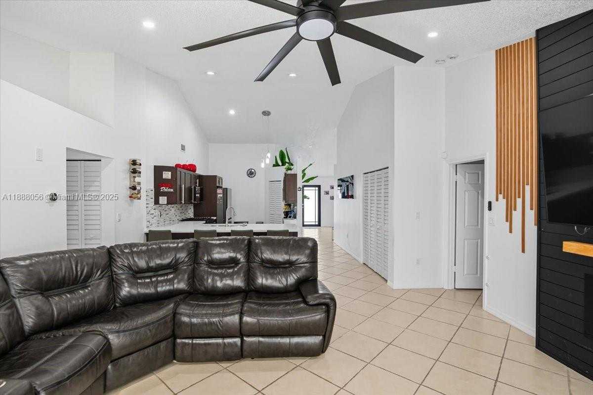 Small Image of 18775 NORTH WEST 80TH AVE #18775, Hialeah Number 12