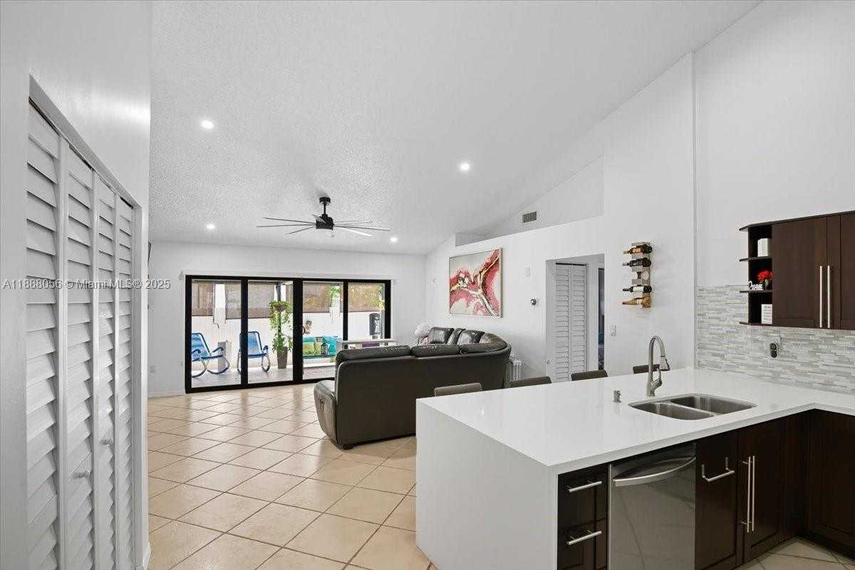 Small Image of 18775 NORTH WEST 80TH AVE #18775, Hialeah Number 14
