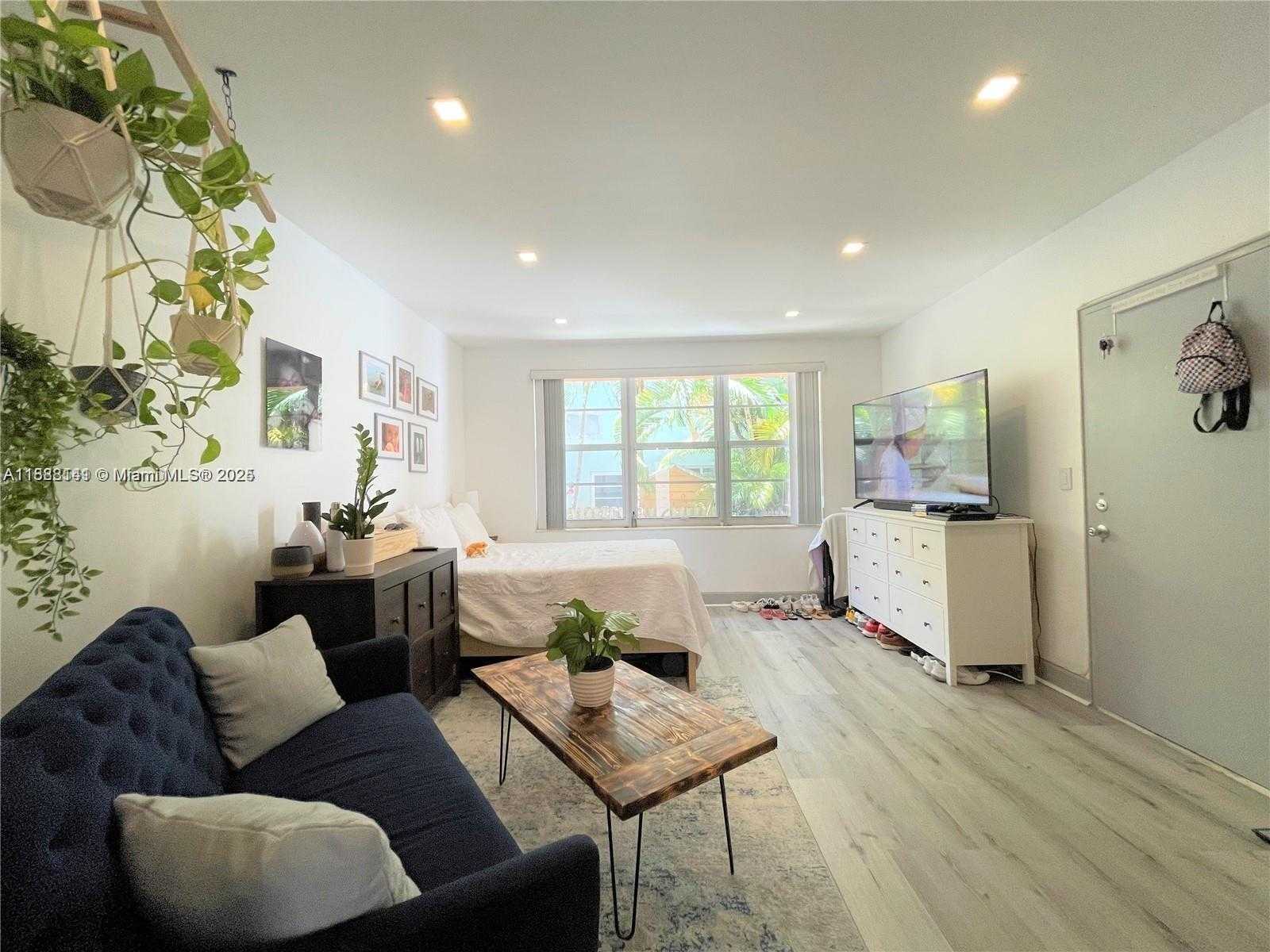 Small Image of 1135 MERIDIAN AVE #1, Miami Beach Number 2