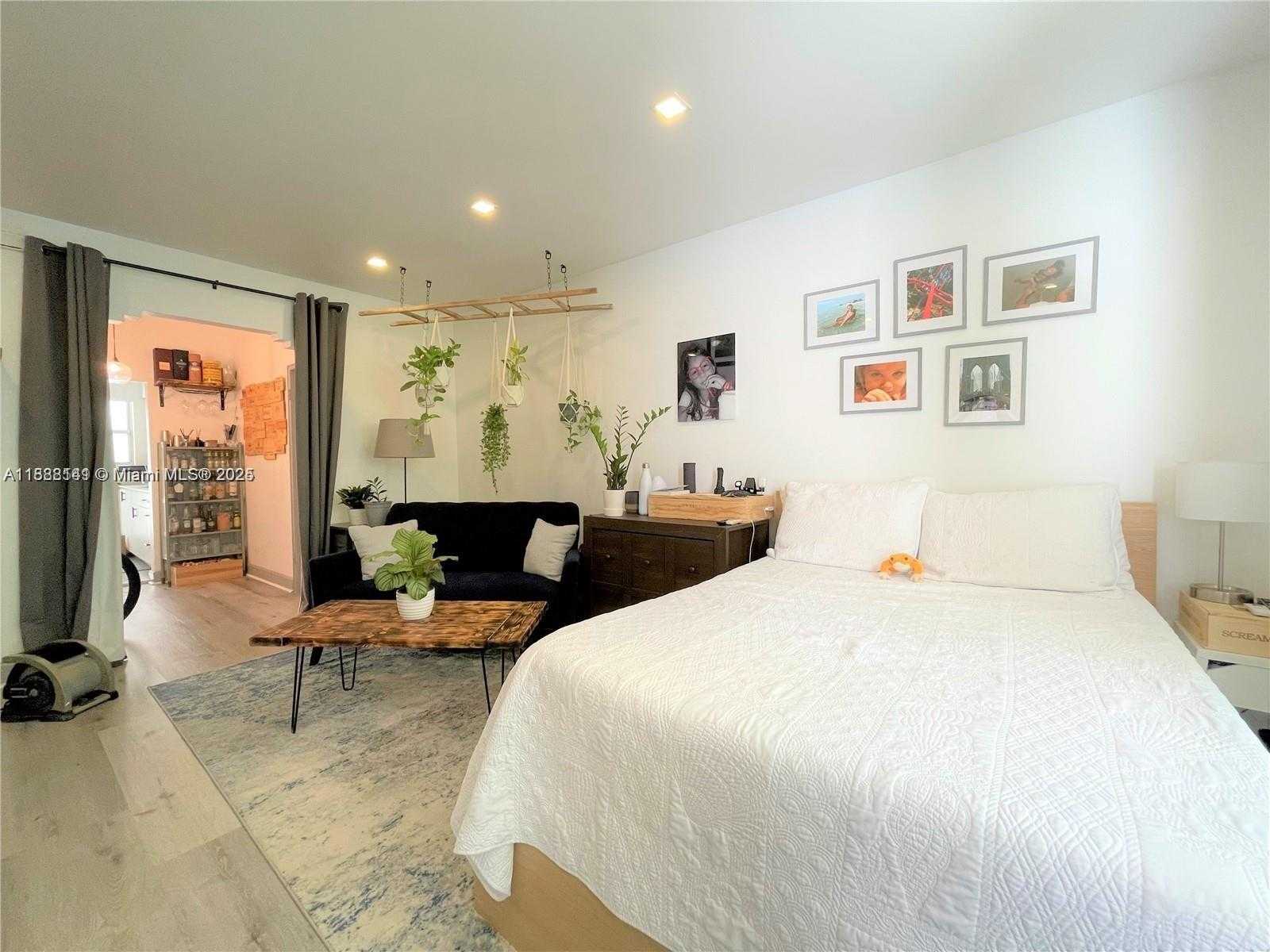 Small Image of 1135 MERIDIAN AVE #1, Miami Beach Number 3