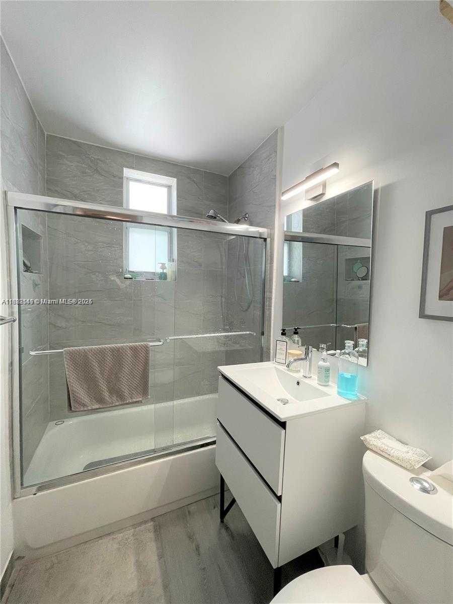 Small Image of 1135 MERIDIAN AVE #1, Miami Beach Number 6