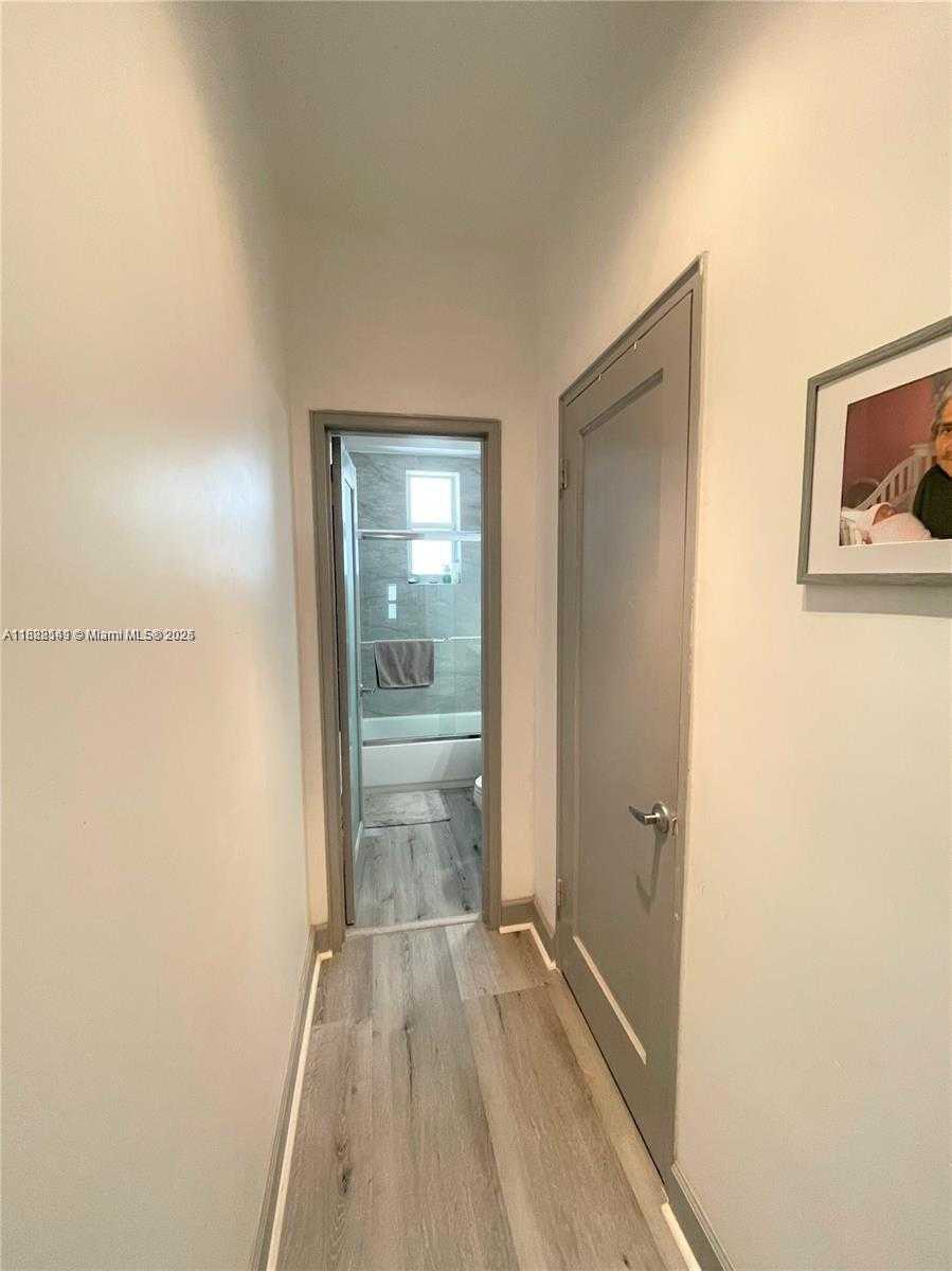 Small Image of 1135 MERIDIAN AVE #1, Miami Beach Number 7