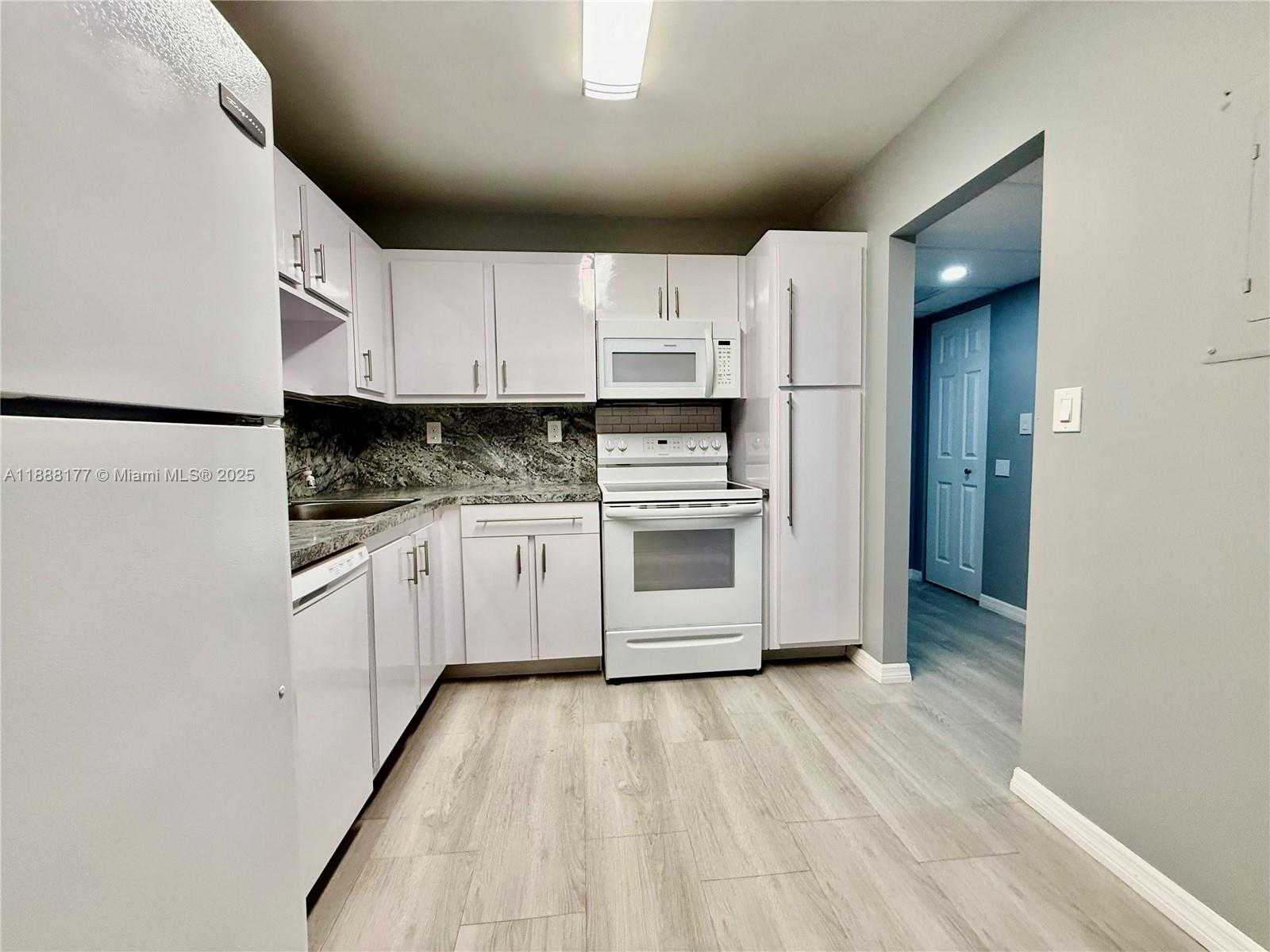 Small Image of 2761 SOUTH TAFT ST #201, Hollywood Number 11