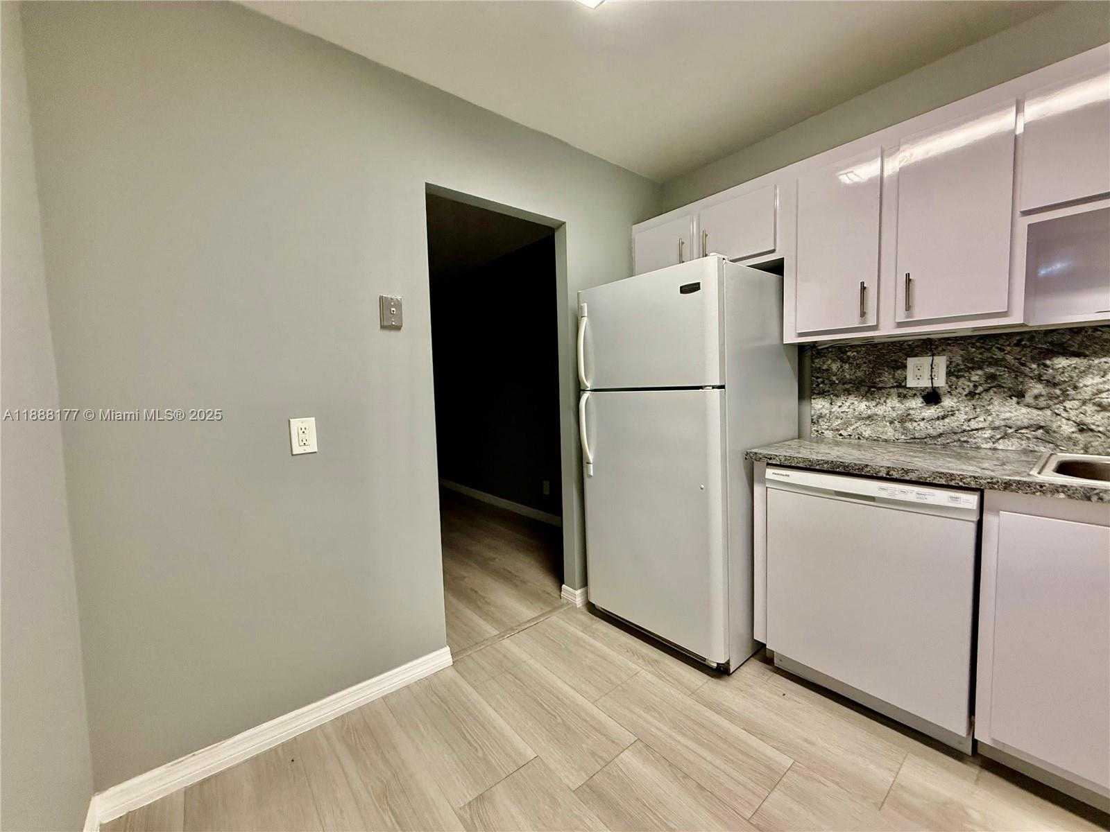 Small Image of 2761 SOUTH TAFT ST #201, Hollywood Number 12
