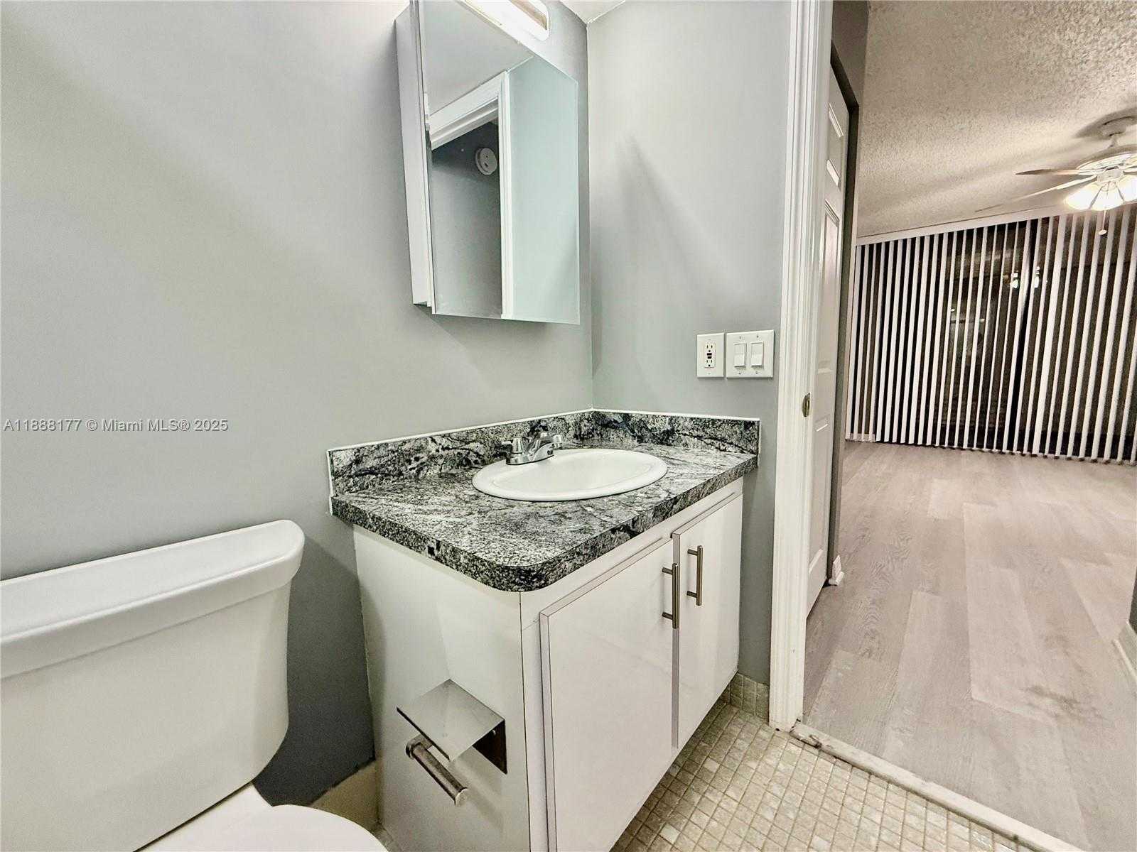 Small Image of 2761 SOUTH TAFT ST #201, Hollywood Number 15