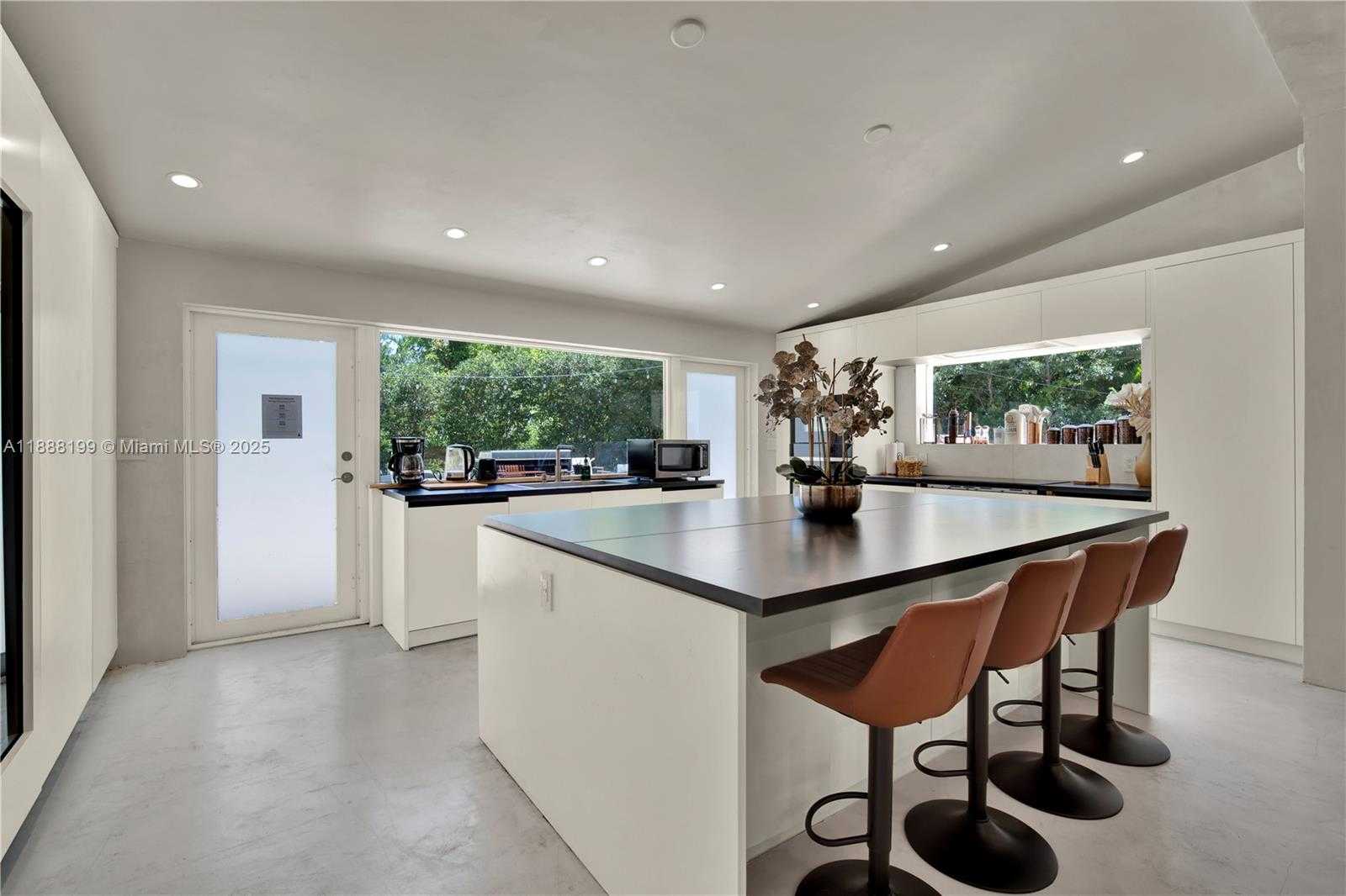 Small Image of 520 BAY POINT RD, Miami Number 17