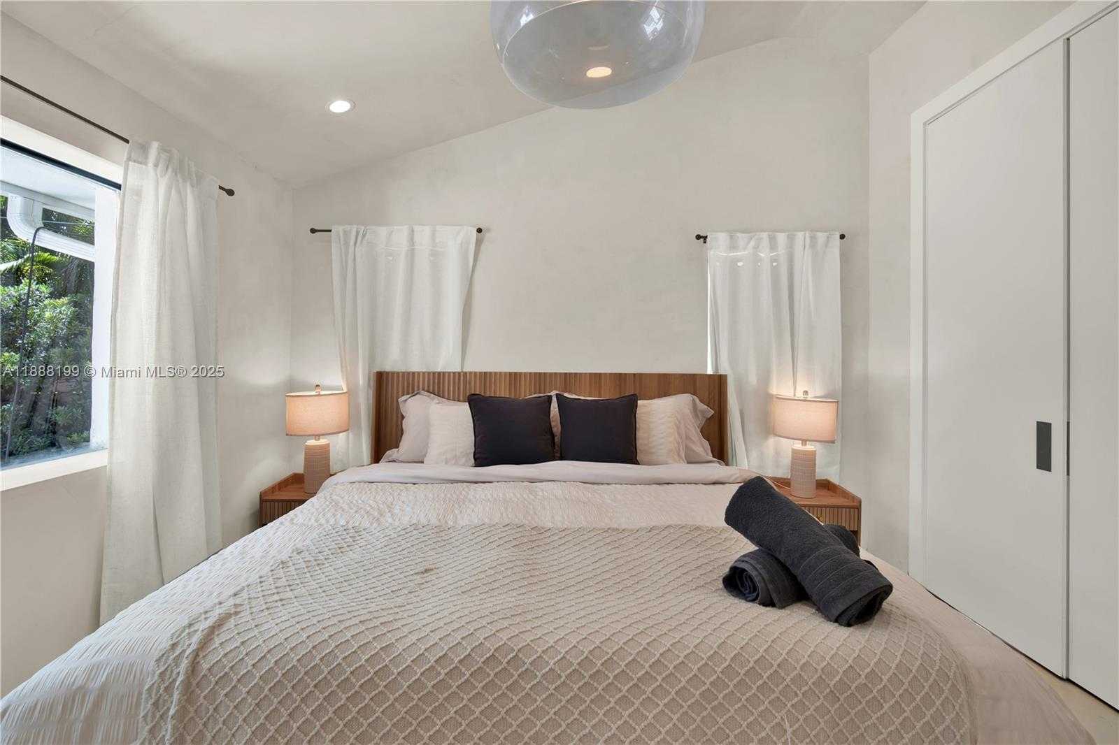 Small Image of 520 BAY POINT RD, Miami Number 36