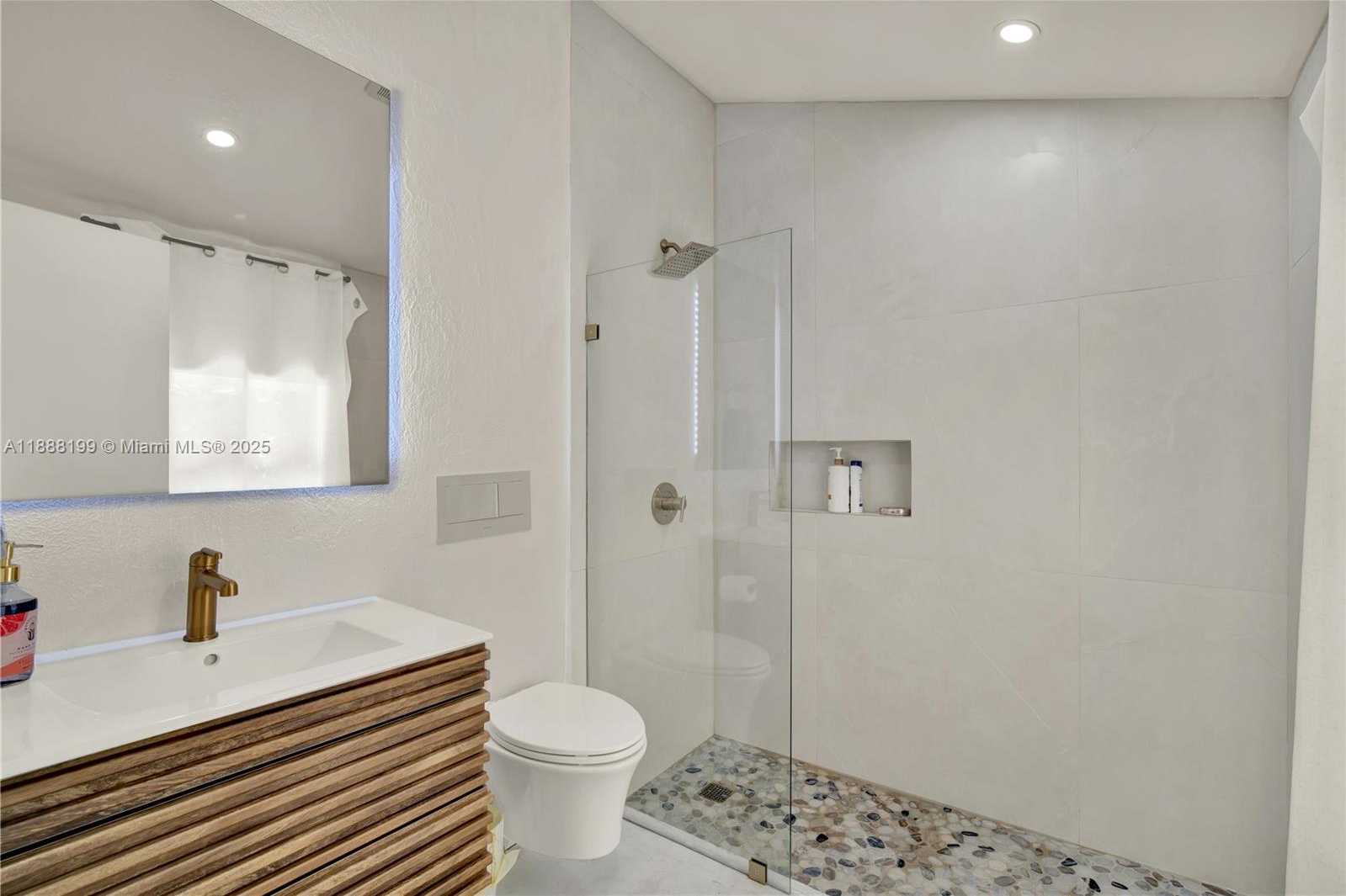 Small Image of 520 BAY POINT RD, Miami Number 37