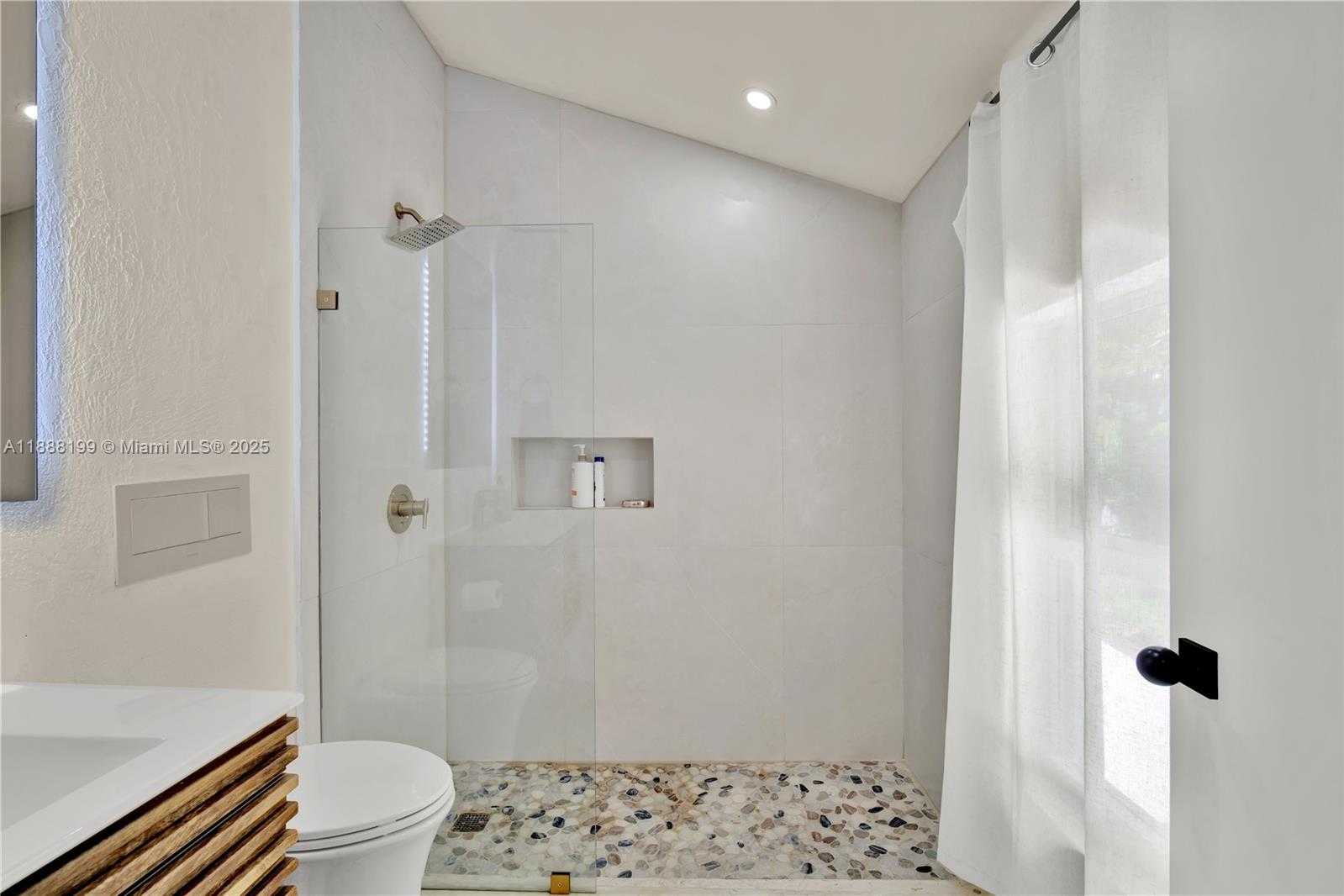 Small Image of 520 BAY POINT RD, Miami Number 38