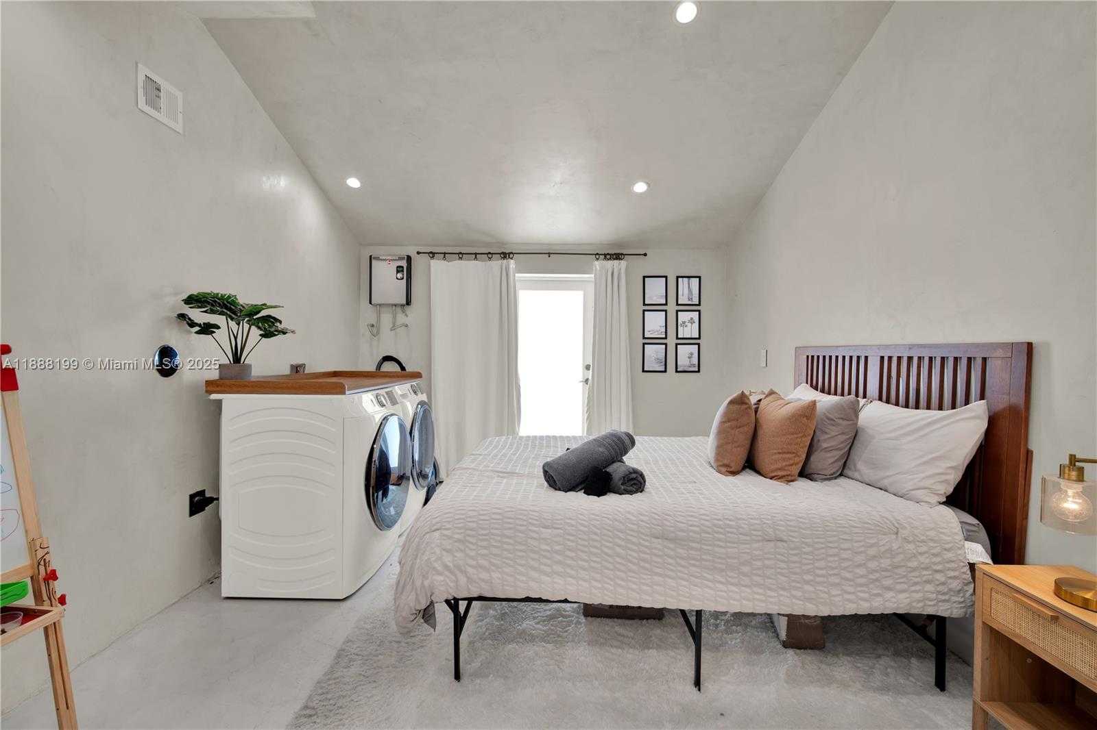 Small Image of 520 BAY POINT RD, Miami Number 40