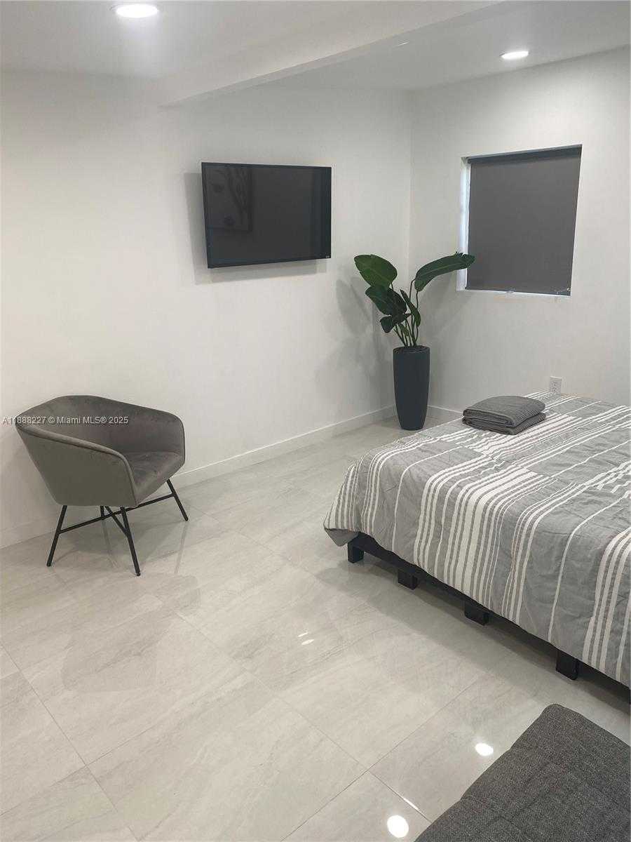 Small Image of 1710 MICHIGAN AVE #guest house, Miami Beach Number 11