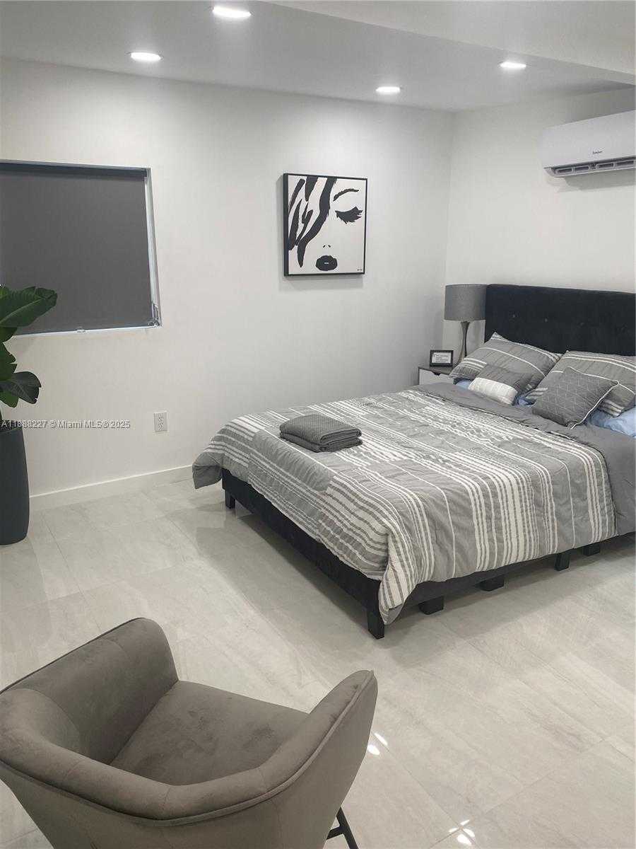 Small Image of 1710 MICHIGAN AVE #guest house, Miami Beach Number 12
