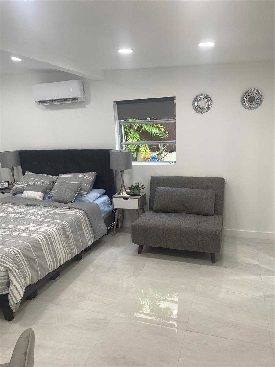 Small Image of 1710 MICHIGAN AVE #guest house, Miami Beach Number 13