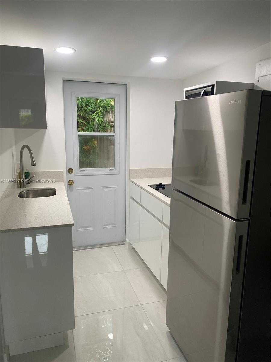 Small Image of 1710 MICHIGAN AVE #guest house, Miami Beach Number 14