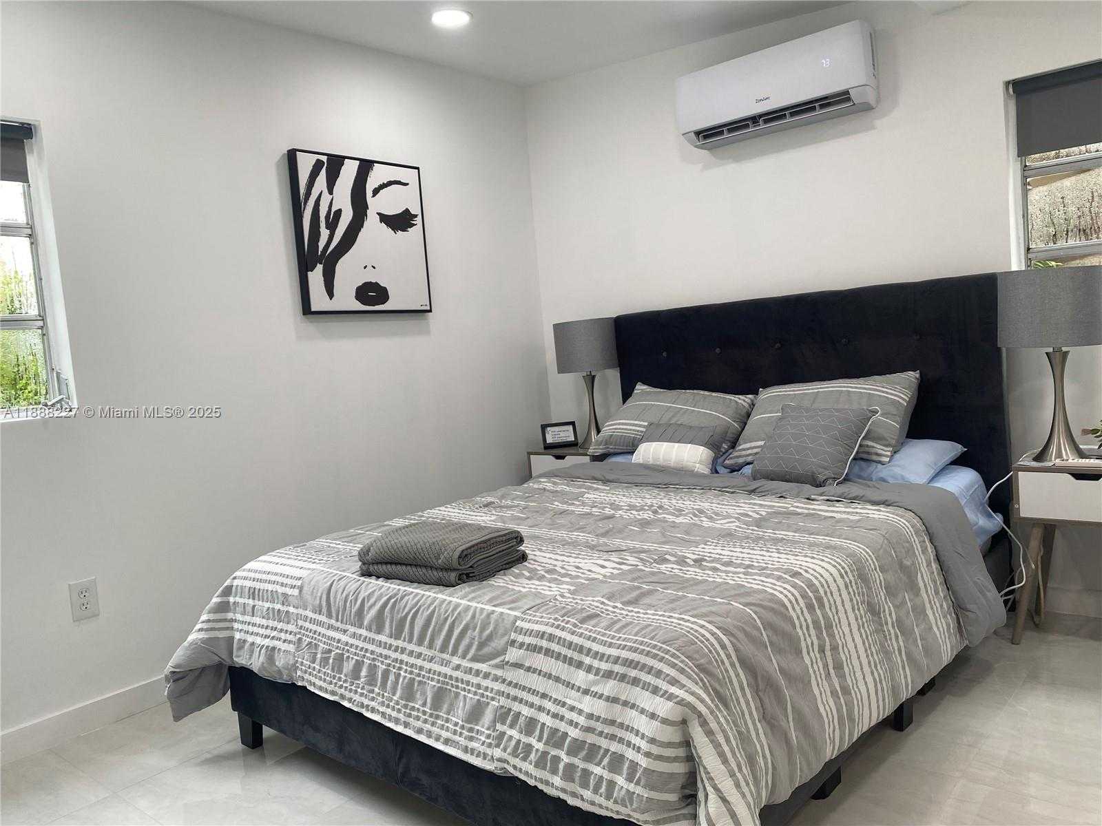 Small Image of 1710 MICHIGAN AVE #guest house, Miami Beach Number 15
