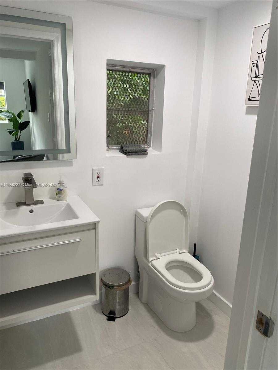 Small Image of 1710 MICHIGAN AVE #guest house, Miami Beach Number 16