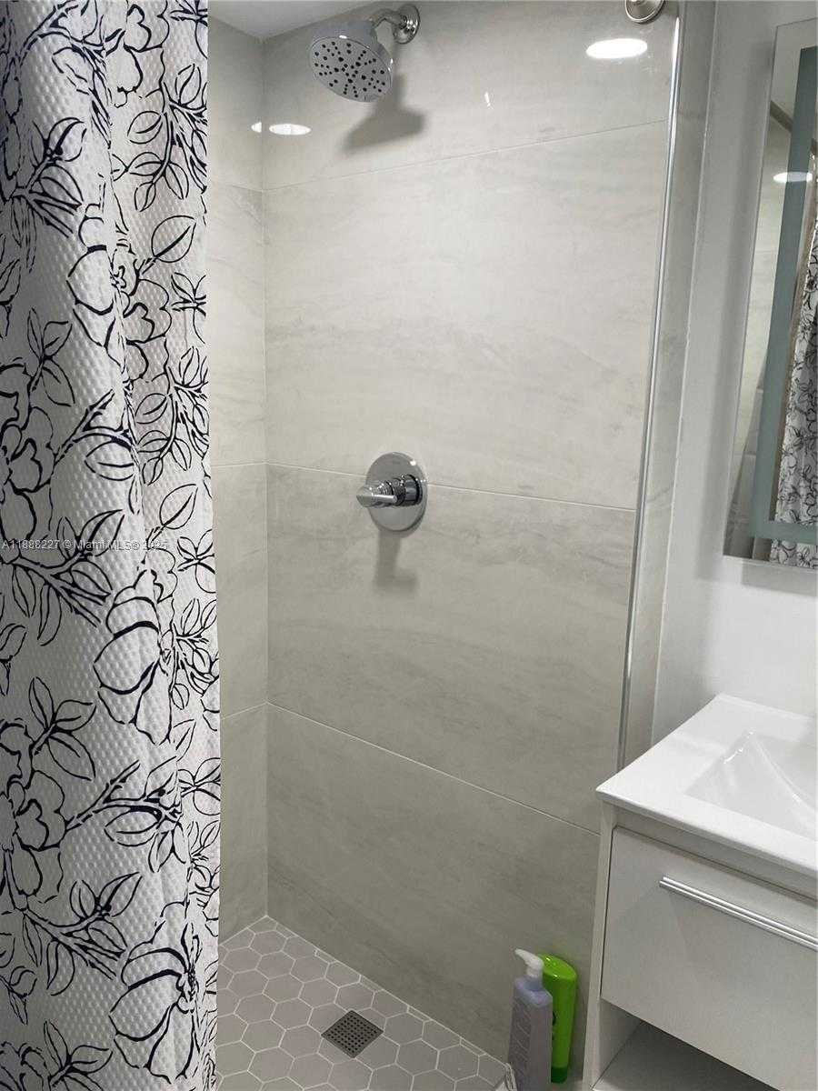 Small Image of 1710 MICHIGAN AVE #guest house, Miami Beach Number 17