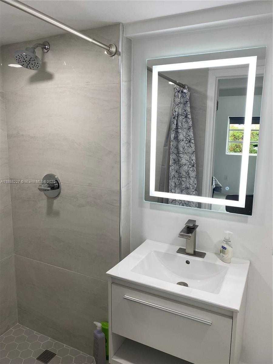 Small Image of 1710 MICHIGAN AVE #guest house, Miami Beach Number 18