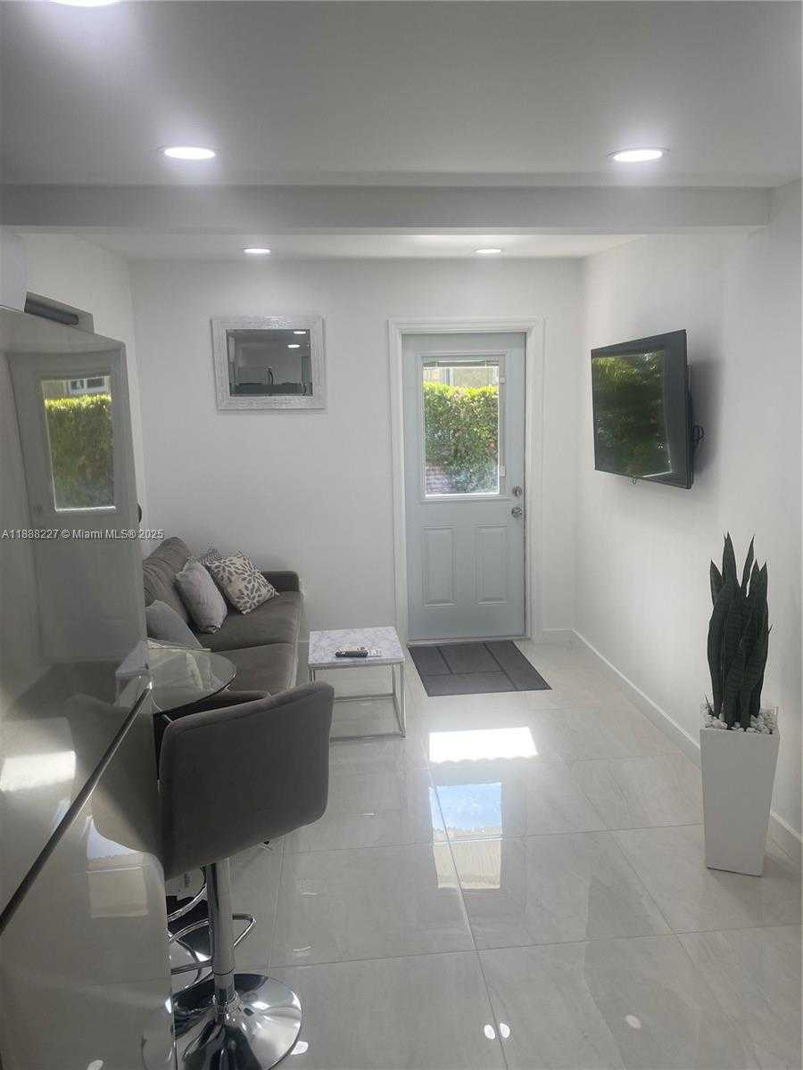 Small Image of 1710 MICHIGAN AVE #guest house, Miami Beach Number 2