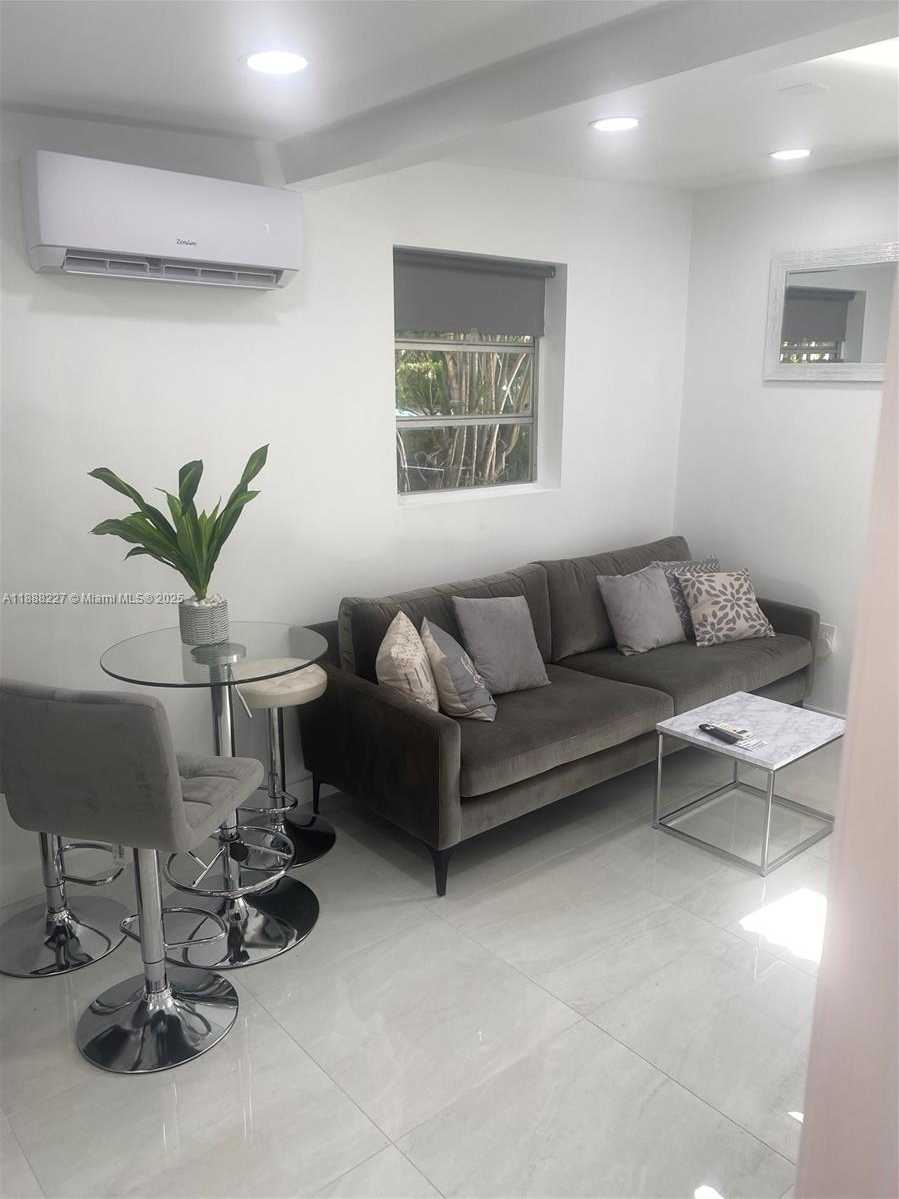 Small Image of 1710 MICHIGAN AVE #guest house, Miami Beach Number 3