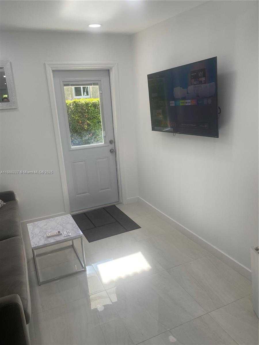 Small Image of 1710 MICHIGAN AVE #guest house, Miami Beach Number 4