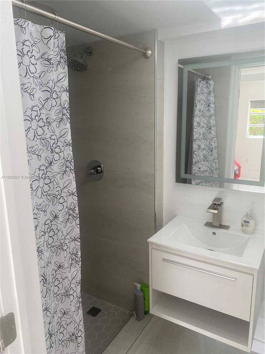 Small Image of 1710 MICHIGAN AVE #guest house, Miami Beach Number 5