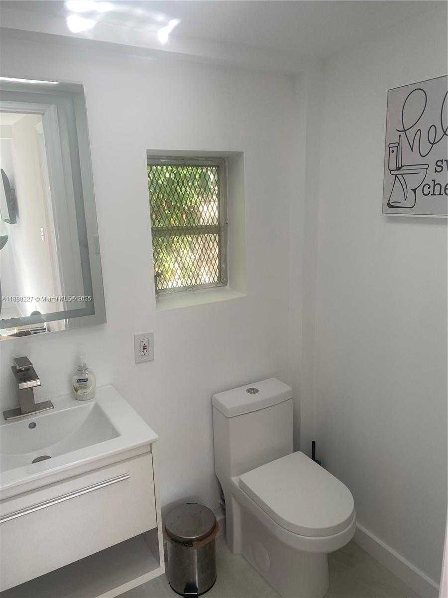 Small Image of 1710 MICHIGAN AVE #guest house, Miami Beach Number 6