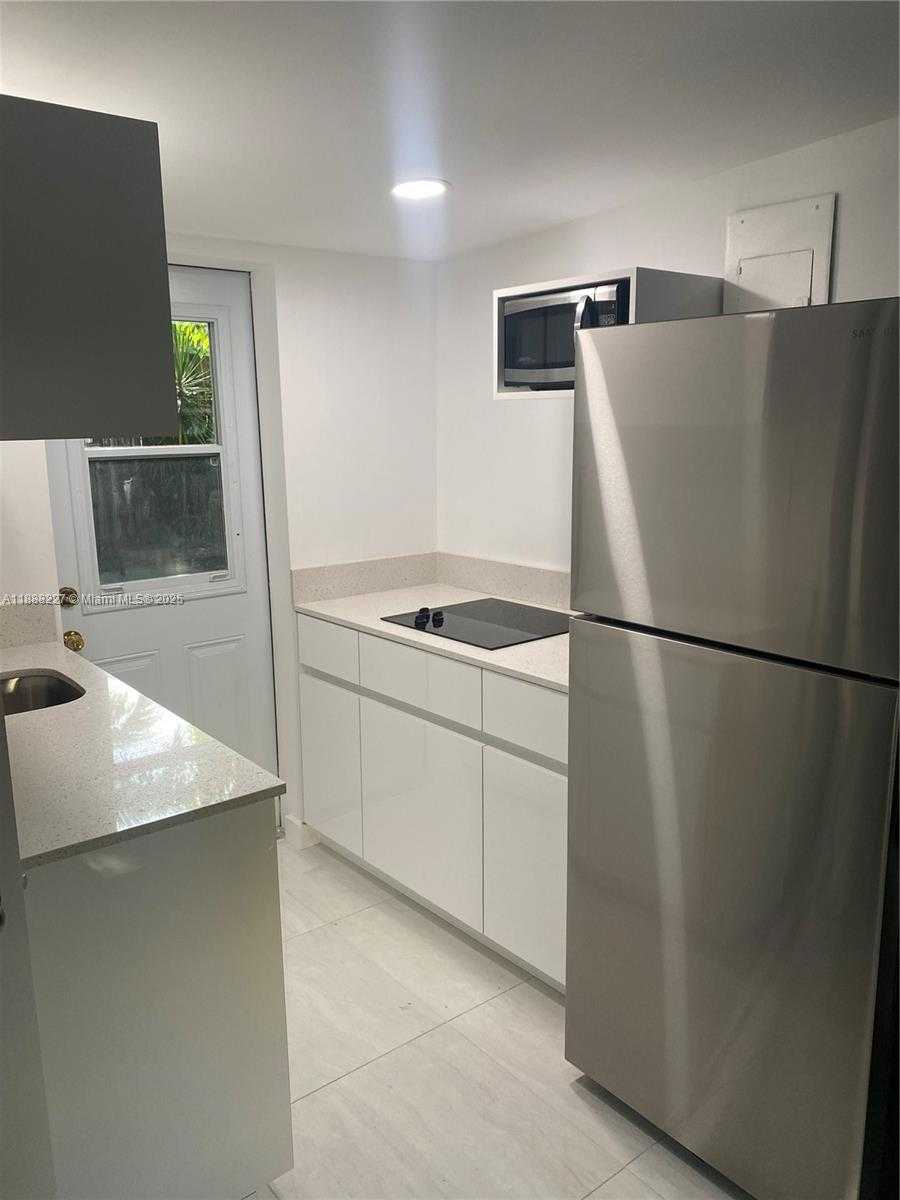 Small Image of 1710 MICHIGAN AVE #guest house, Miami Beach Number 7