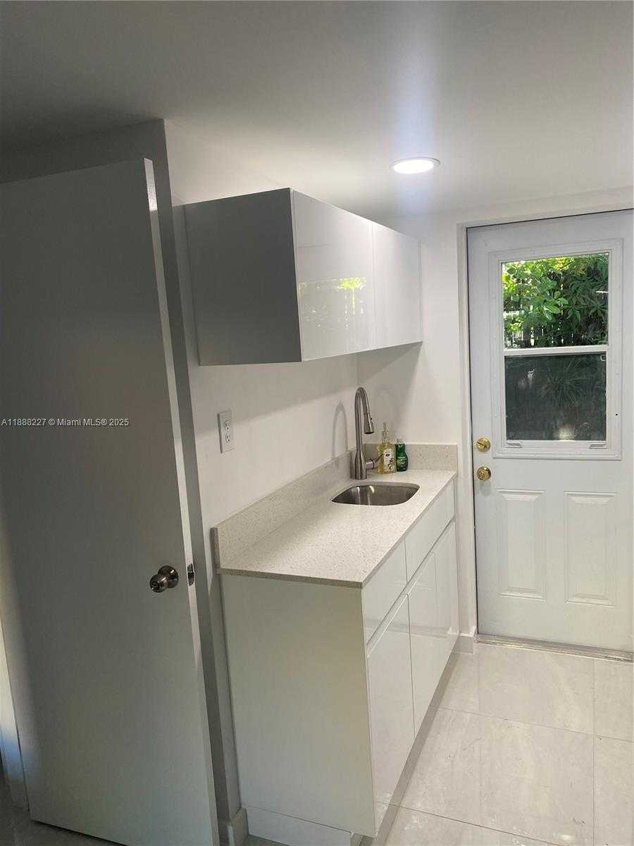 Small Image of 1710 MICHIGAN AVE #guest house, Miami Beach Number 8