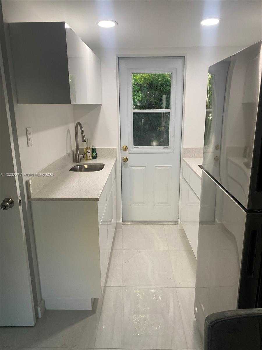 Small Image of 1710 MICHIGAN AVE #guest house, Miami Beach Number 9
