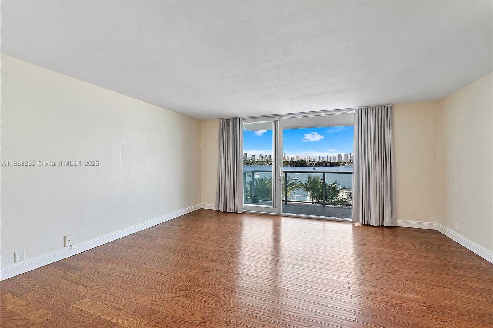 Small Image of 1000 WEST AVE #319, Miami Beach Number 2