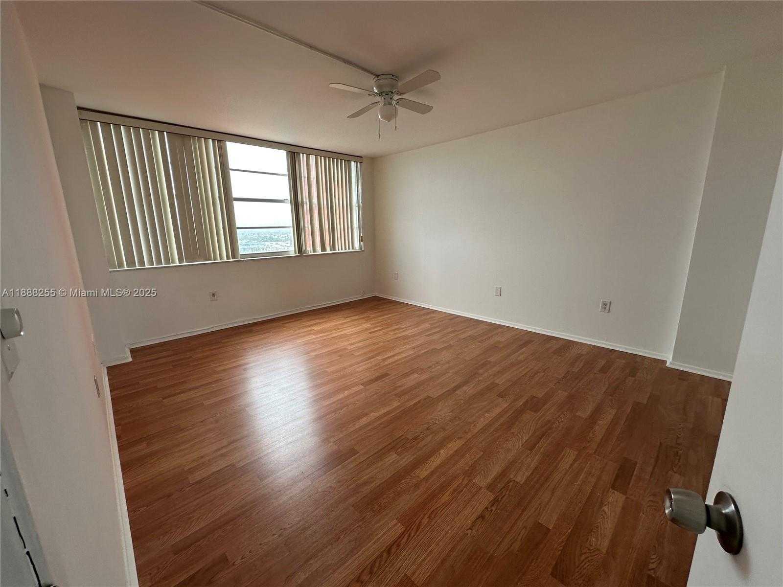 Small Image of 1351 NORTH EAST MIAMI GARDENS DR #906E, Miami Number 2