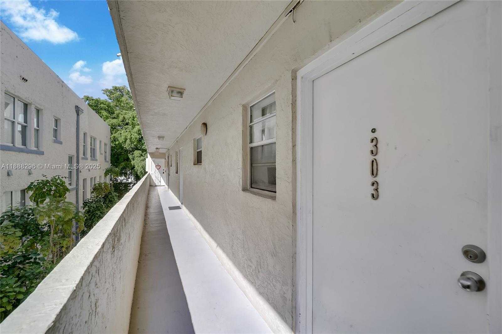 Small Image of 1615 MERIDIAN AVE #303, Miami Beach Number 2