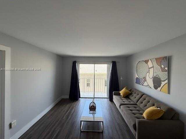Small Image of 1615 MERIDIAN AVE #303, Miami Beach Number 3