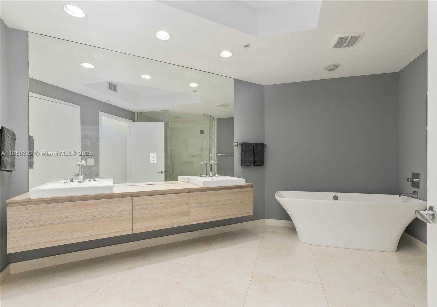Small Image of 17301 BISCAYNE BLVD #411, North Miami Beach Number 21