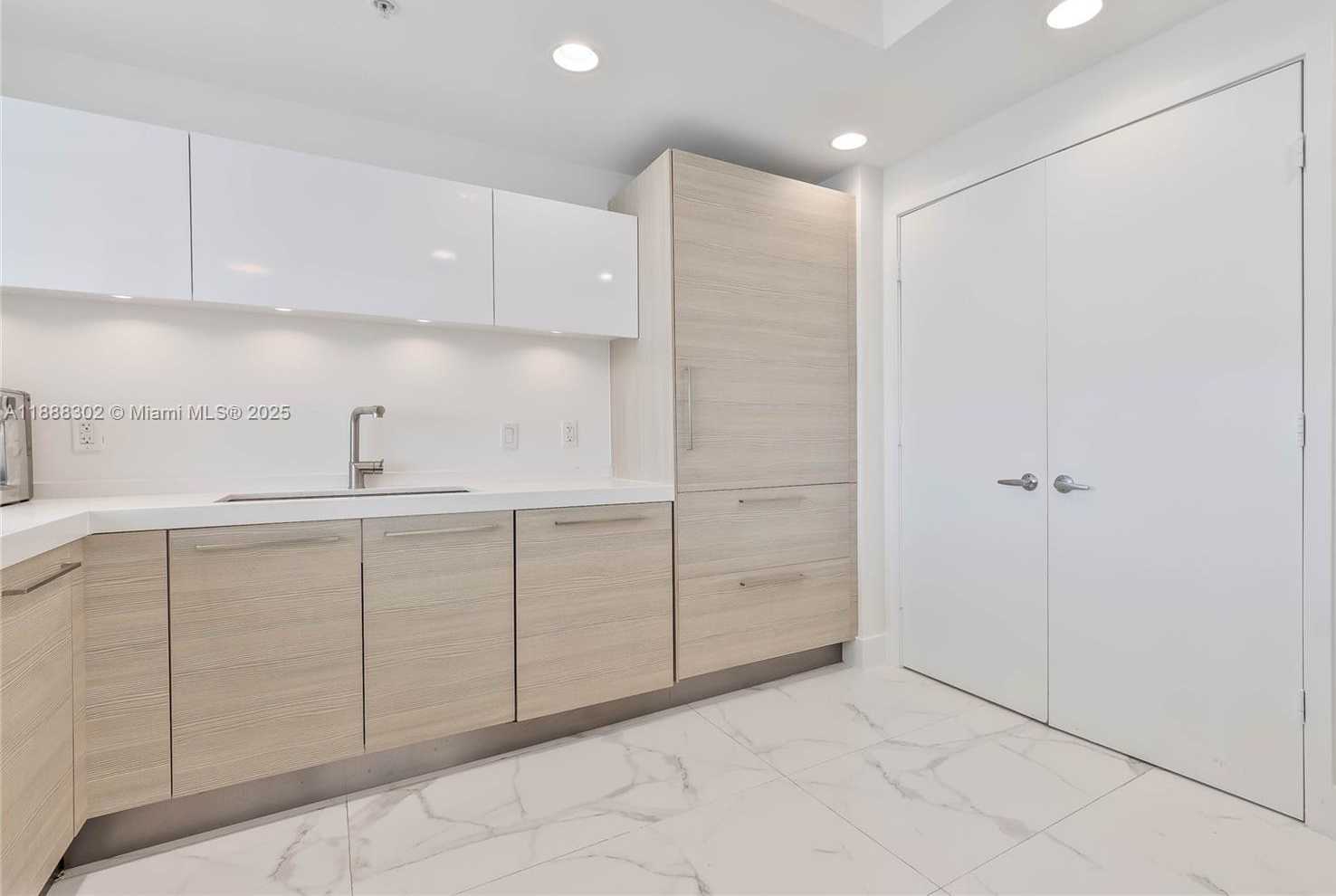 Small Image of 17301 BISCAYNE BLVD #411, North Miami Beach Number 22
