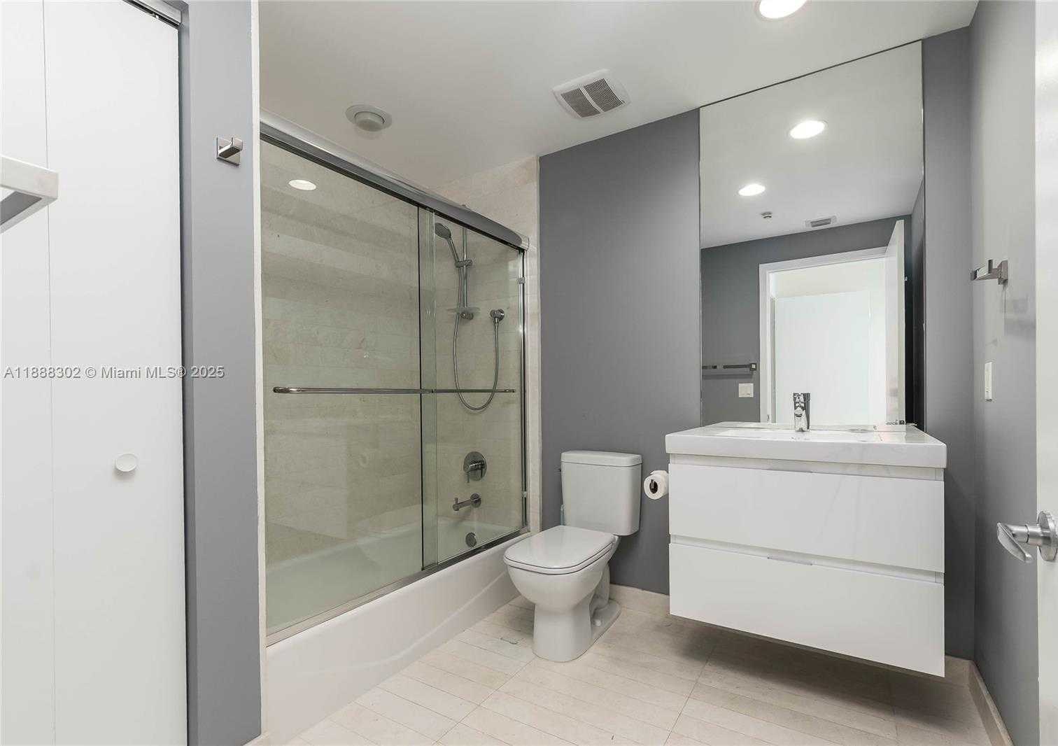 Small Image of 17301 BISCAYNE BLVD #411, North Miami Beach Number 25