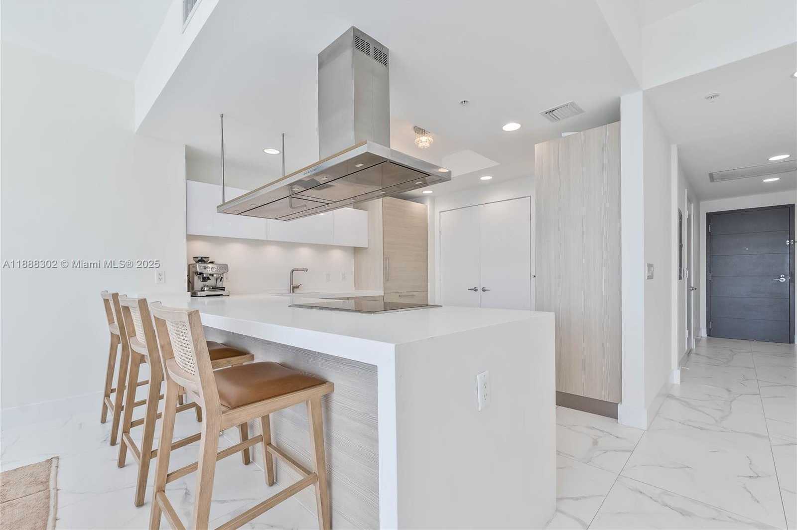 Small Image of 17301 BISCAYNE BLVD #411, North Miami Beach Number 3