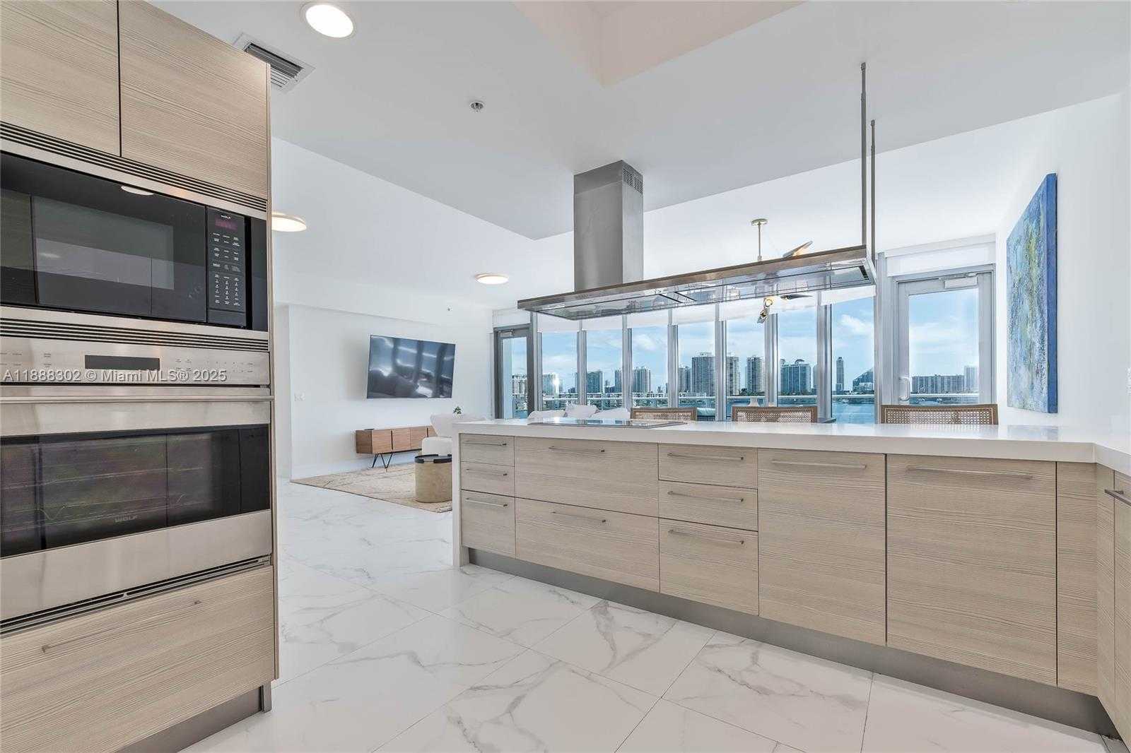Small Image of 17301 BISCAYNE BLVD #411, North Miami Beach Number 4