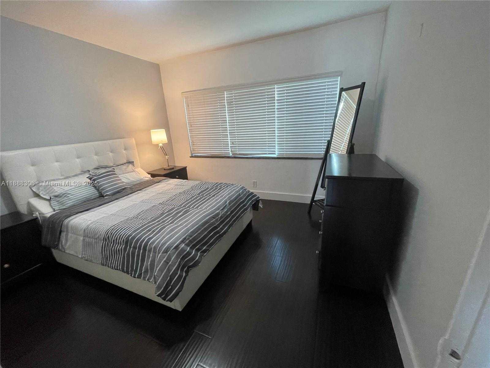 Small Image of 990 MERIDIAN AVE #-, Miami Beach Number 7