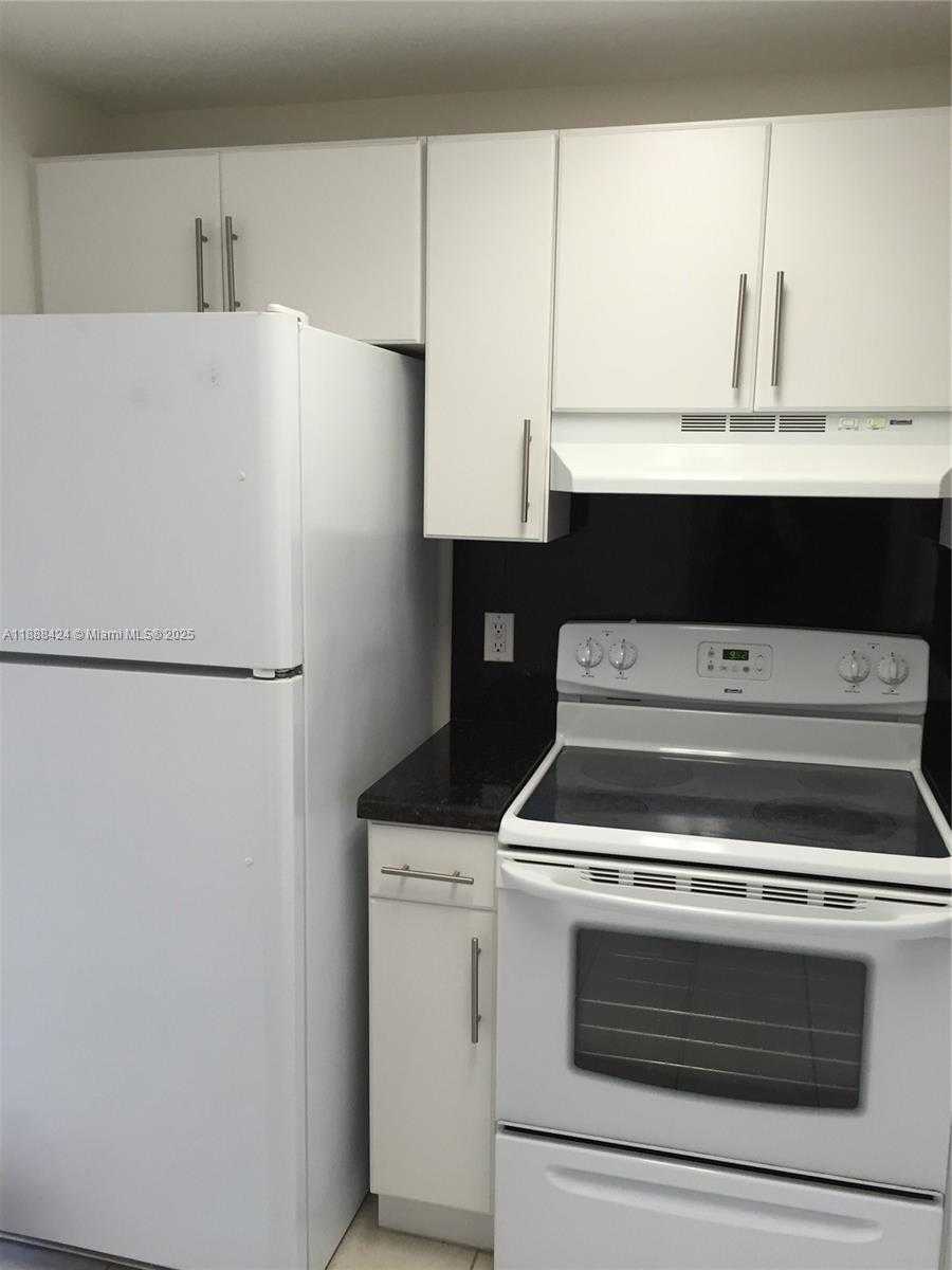 Small Image of 3410 CORAL WAY #304, Miami Number 5