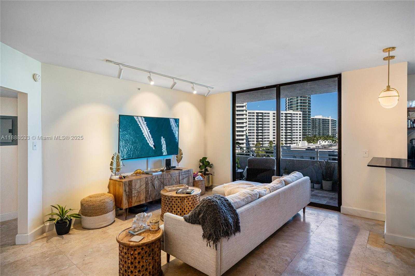 Small Image of 1330 WEST AVE #611, Miami Beach Number 2