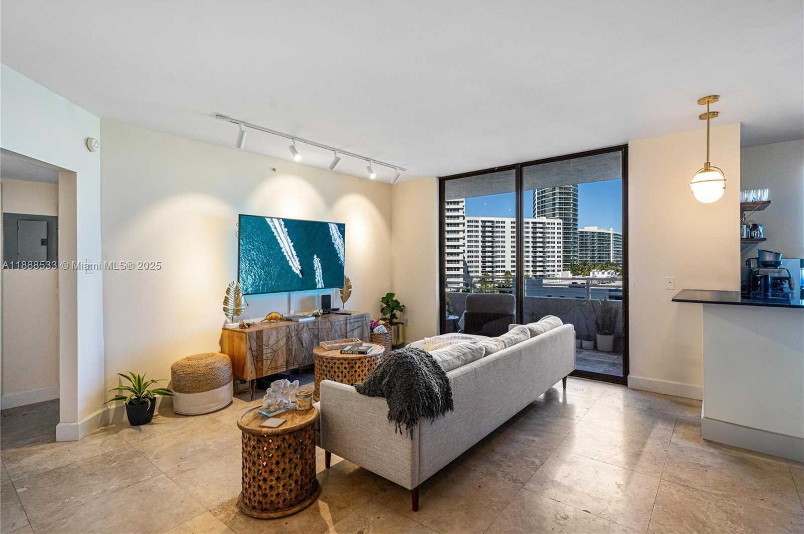 Small Image of 1330 WEST AVE #611, Miami Beach Number 3