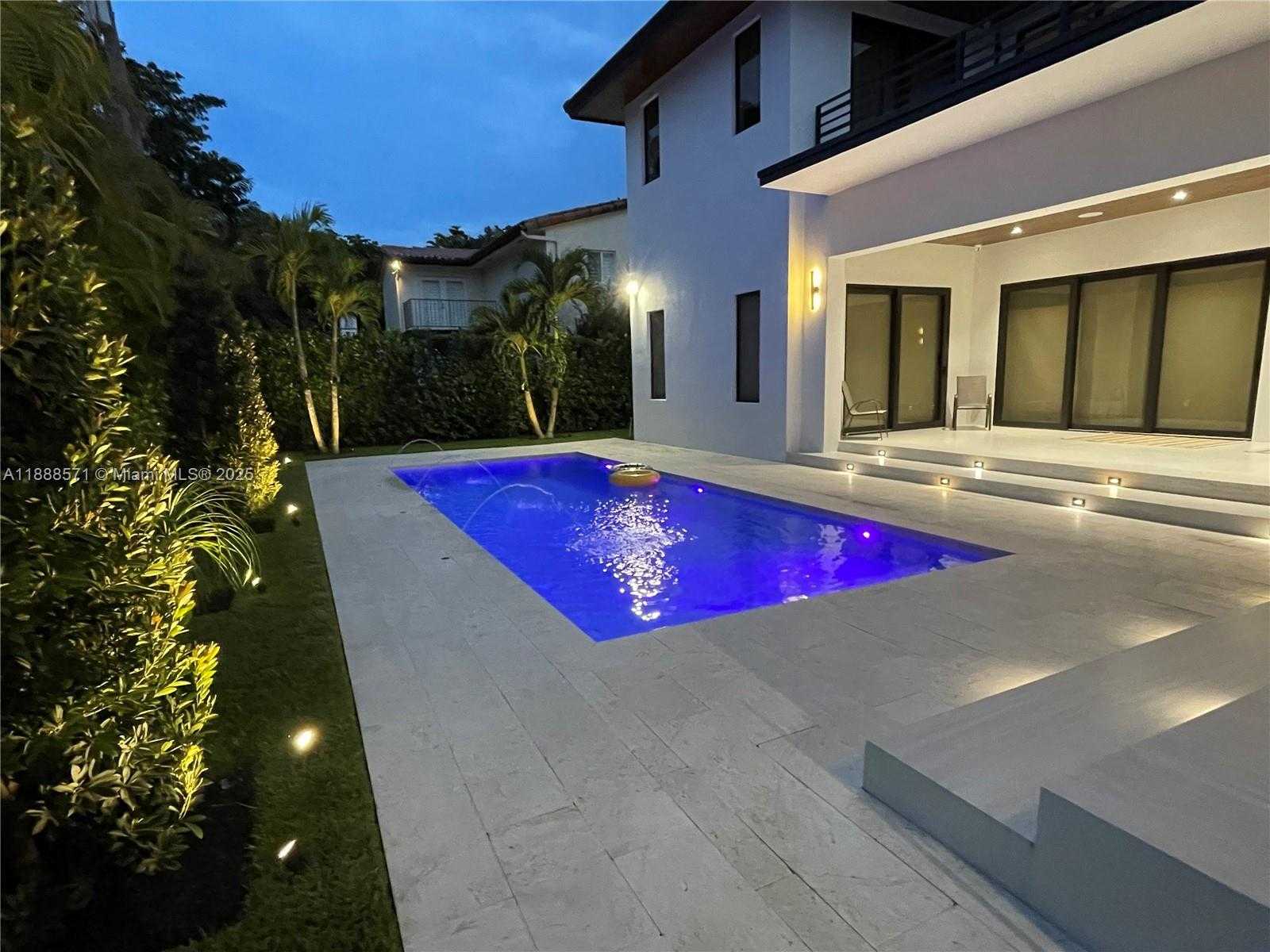 Small Image of 1515 URBINO AVE, Coral Gables Number 13